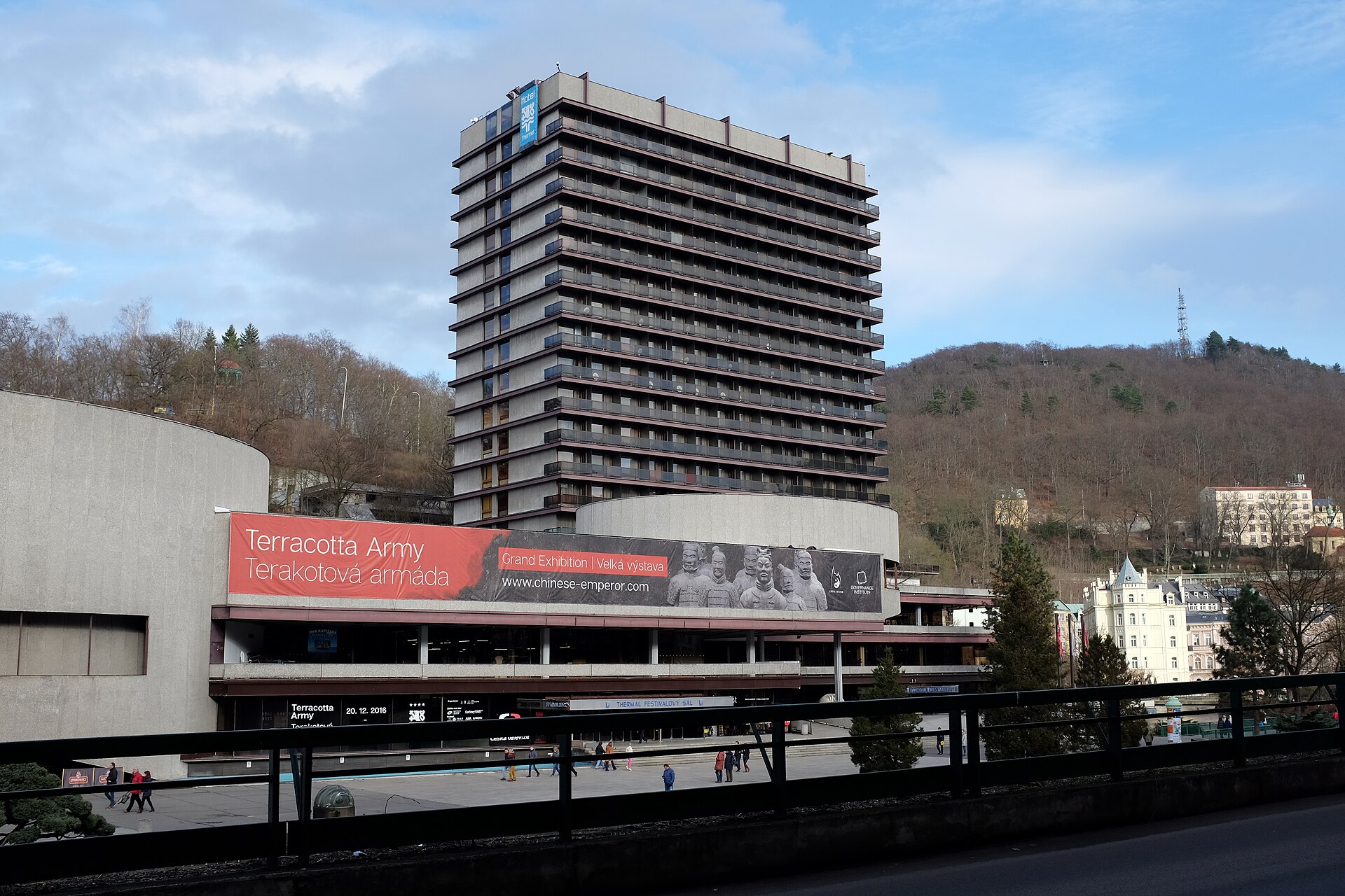Здание Hotel Thermal в Карловых Варах — модернистский корпус над рекой